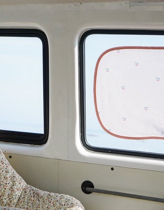 Sluneční clony do auta KONGES SLOJD Cherry Navy Dot 2 kusy | Lavly.cz