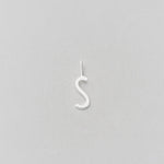 Stříbrný přívěsek Písmeno A - Z - 10 mm DESIGN LETTERS | Stylové doplňky pro děti a ženy | Lavly.cz