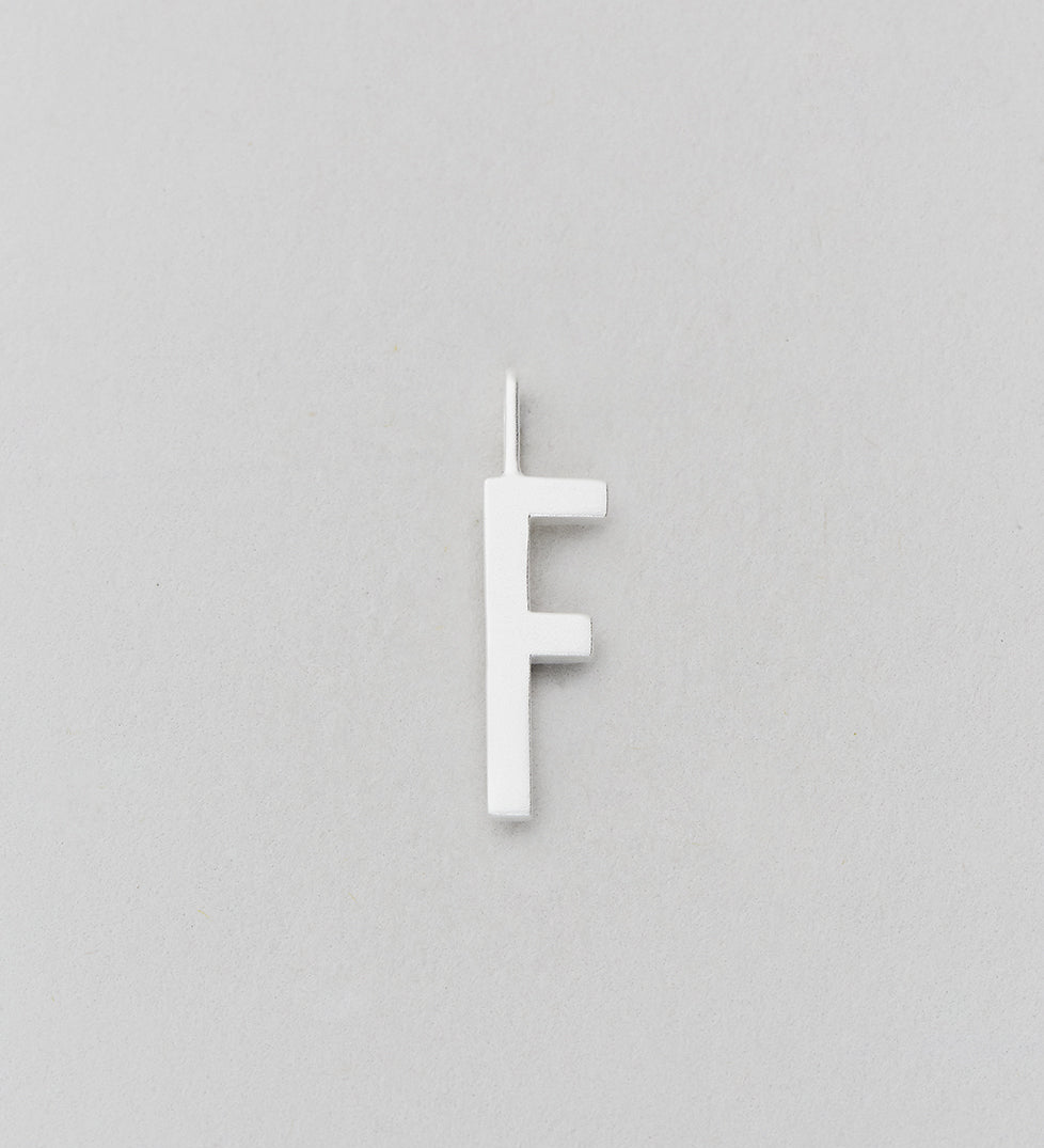 Stříbrný přívěsek Písmeno A - Z - 16 mm DESIGN LETTERS | Stylové doplňky pro děti a ženy | Lavly.cz