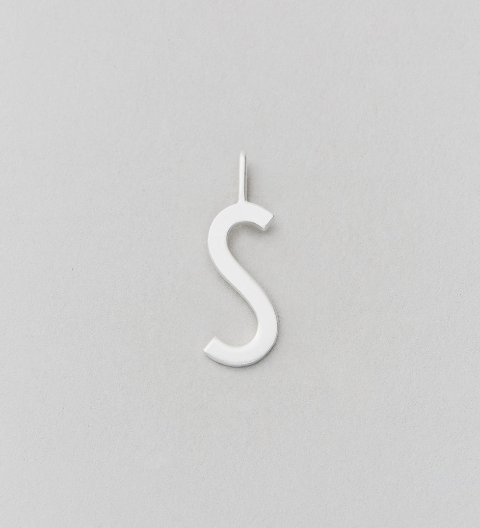Stříbrný přívěsek Písmeno A - Z - 16 mm DESIGN LETTERS | Stylové doplňky pro děti a ženy | Lavly.cz