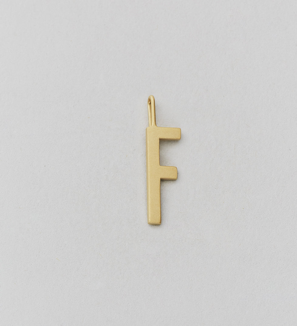 Zlatý přívěsek Písmeno A - Z - 16 mm DESIGN LETTERS | Stylové doplňky pro děti a ženy | Lavly.cz