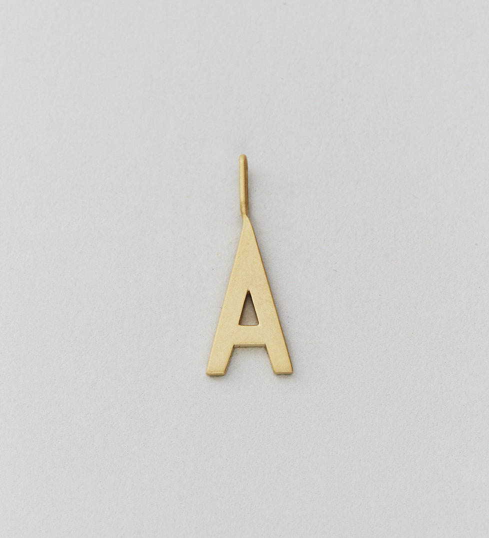 Zlatý přívěsek Písmeno A - Z - 16 mm DESIGN LETTERS | Stylové doplňky pro děti a ženy | Lavly.cz